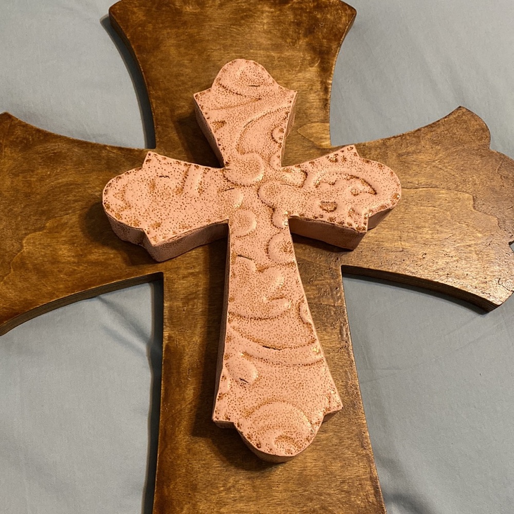 Wood and pink cross - Picture 2 of 9